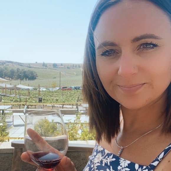 Meet your Posher, Lisa - Picture 1 of 2